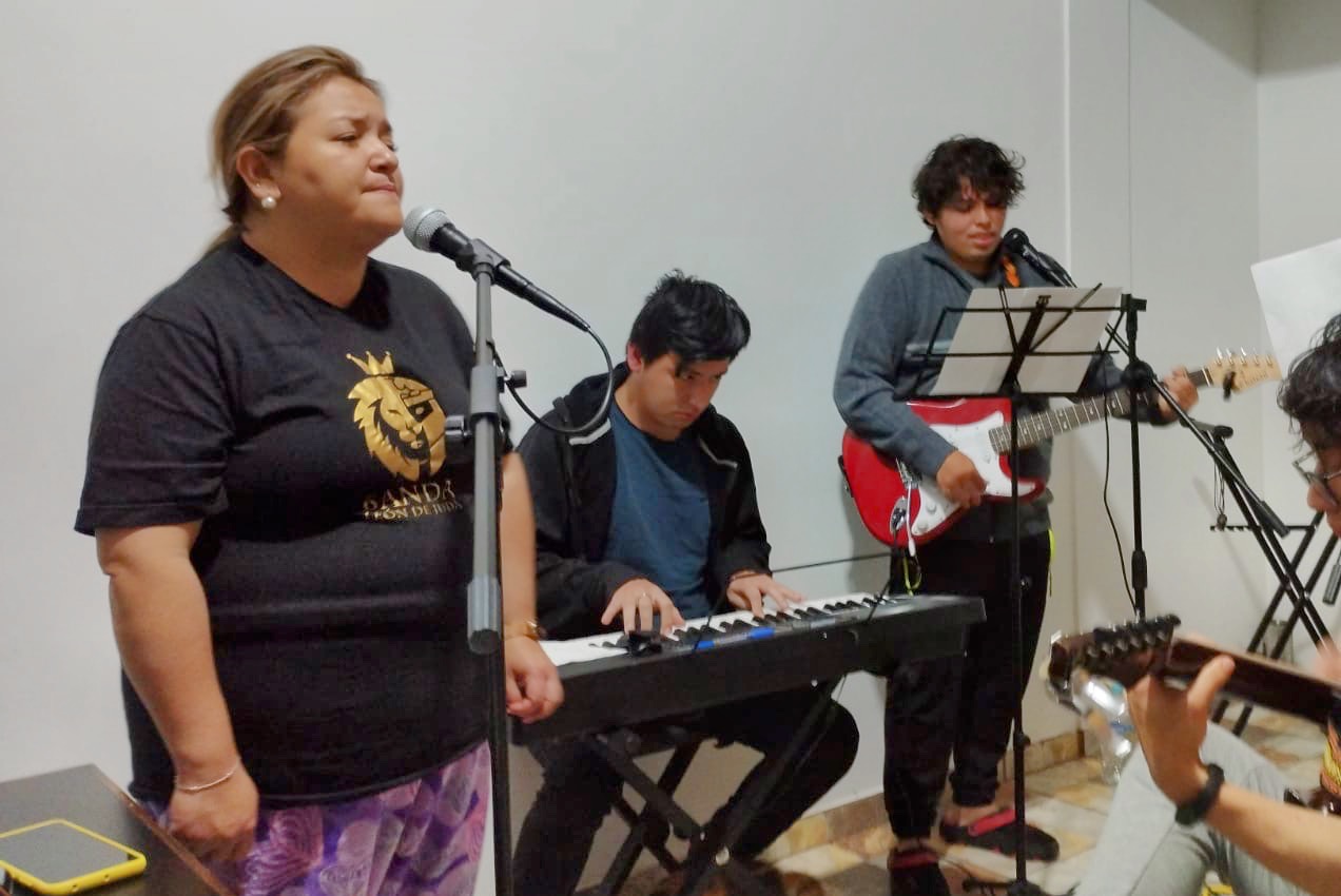 Una Fé ensayando para un live